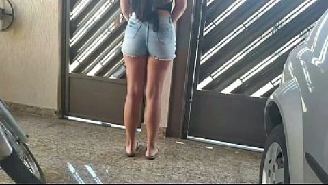 A mulher do meu vizinho &eacute; muito gostosa e s&oacute; usa shorts curtinho&comma; ela d&aacute; pra todo mundo do bairro e agora foi a minha vez de comer essa putinha