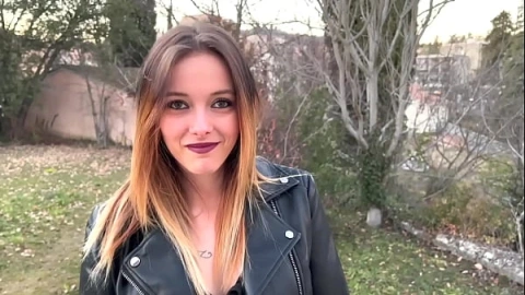 Skyla a le droit &agrave; 3 bites juste pour elle